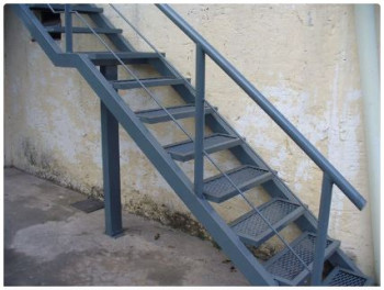 Escalera Exterior con Pasamanos y Peldaños en Panel Rejilla