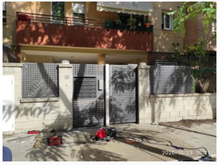 Cerramiento en Fachada con Estructura Troquelada