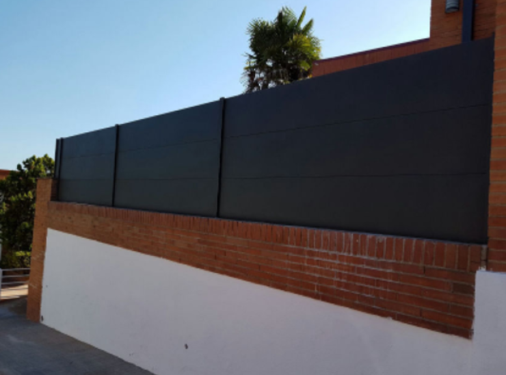 Cerramiento en Fachada con Paneles Ciegos